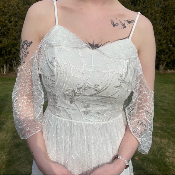 white wedding dress/gown - Picture 2 of 6